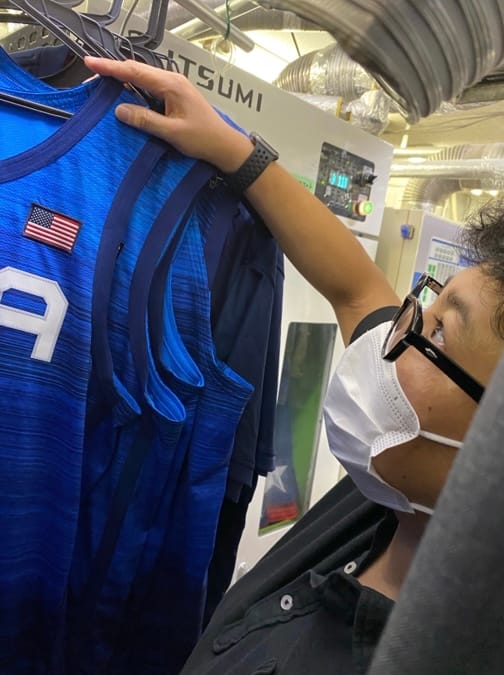 仕上がりを最終確認する店主