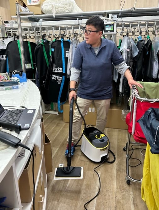 店内をスチーム清掃するEMクリーニングハヤシ店主