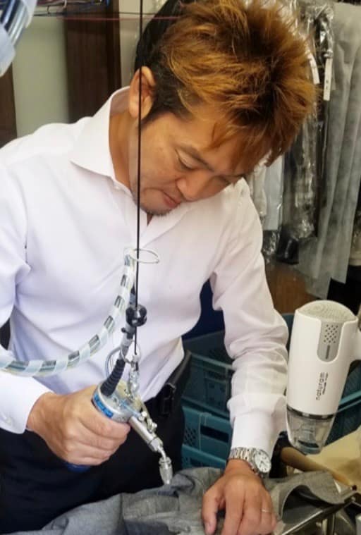 しみ抜き作業を行うクリーニングプロショップ山口の店主