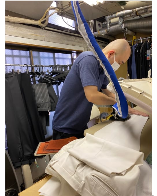 工場長によるプレス仕上げ作業風景