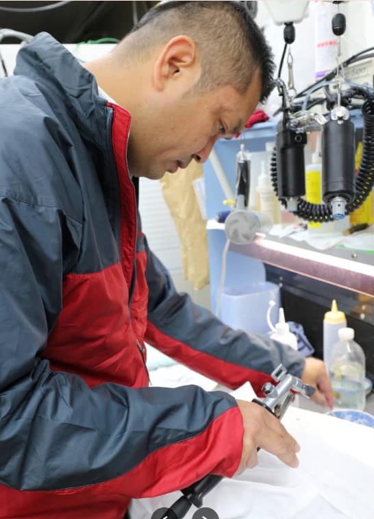 洗濯工房えんどう 不入流によるしみ抜き作業