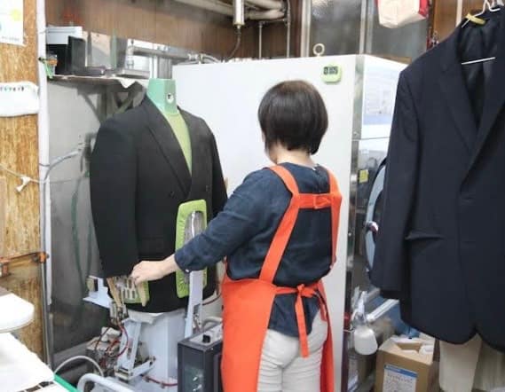 ジャケットを立体的に仕上げるグレースクリーニング権太坂店の仕上げ設備