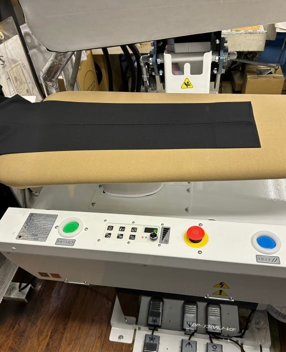 スラックスを仕上げる立体プレス工程