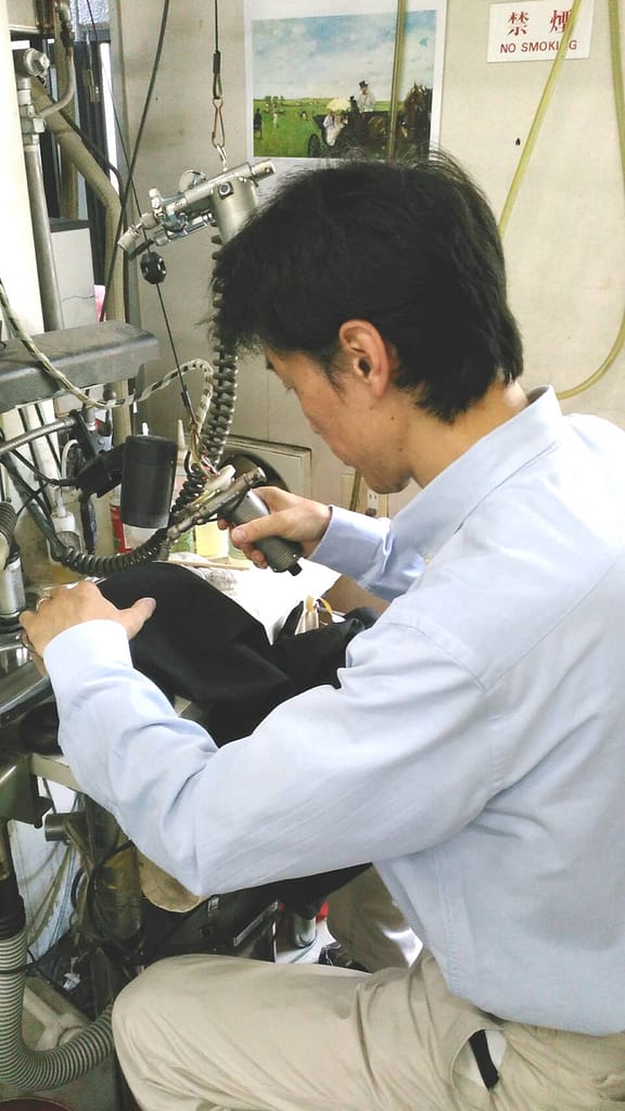 衣類の仕上げ作業を行うクリーニングアサヒ本店の作業風景