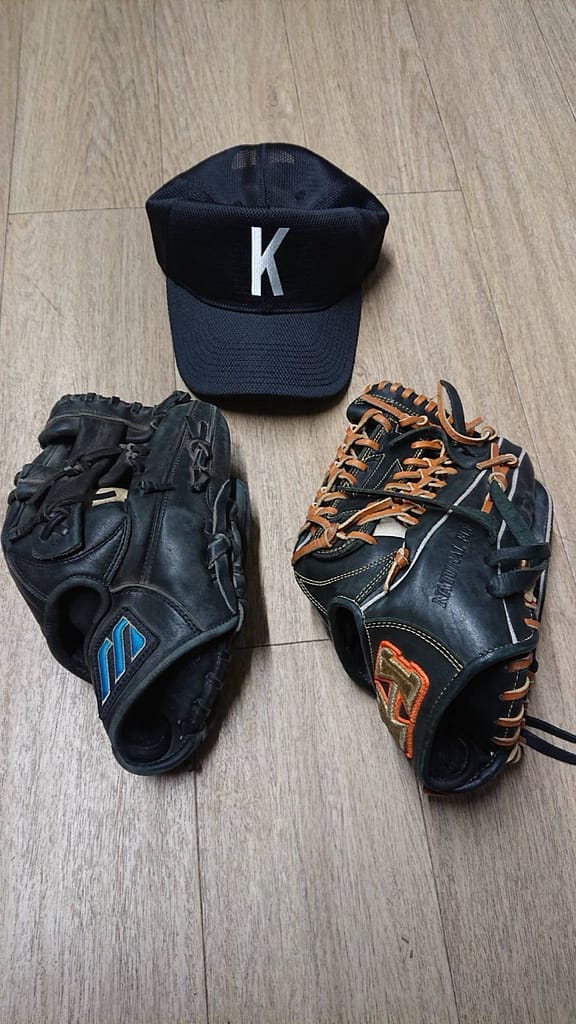 店主が小学生から続けている野球のグローブとキャップ