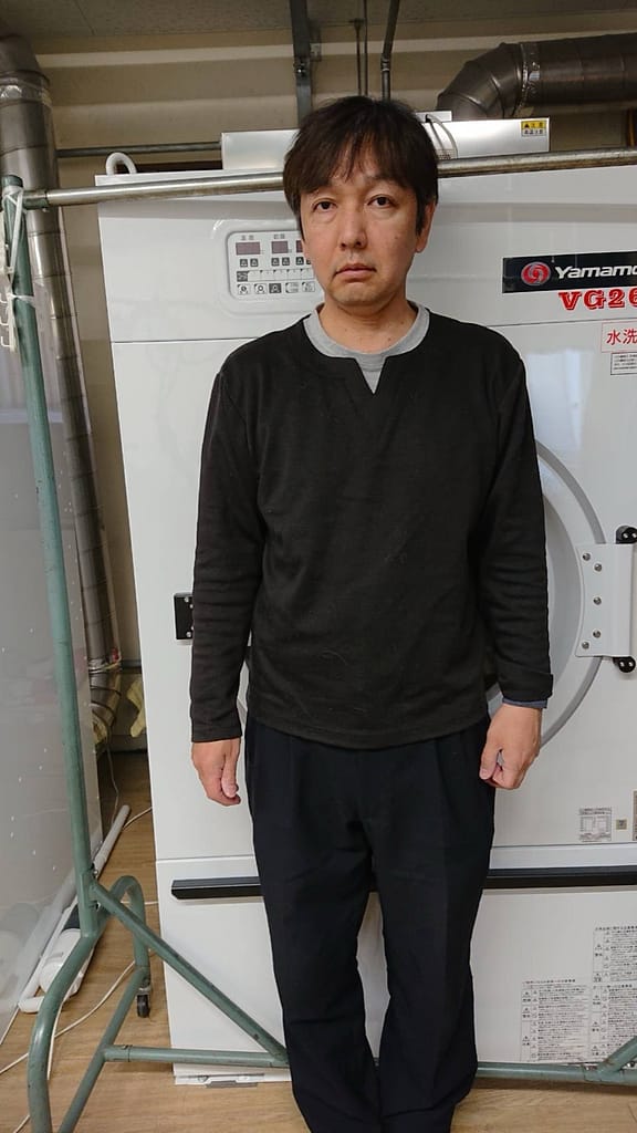 エコクリーニングクレオ店主の作業場でのポートレート