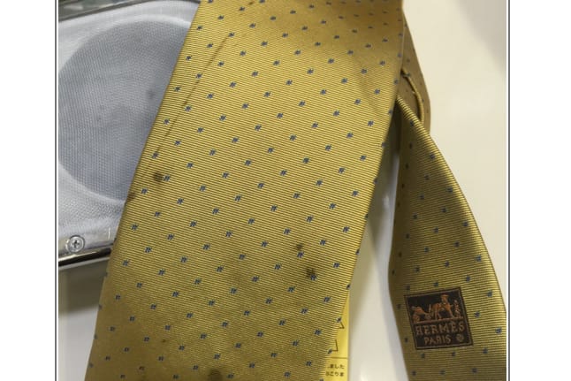エルメス黄色ネクタイ しみ抜き前 油染み事例