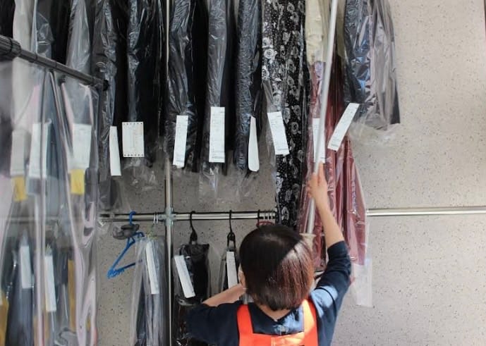 仕上がった衣類を管理するグレースクリーニング権太坂店の保管スペース