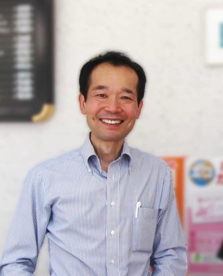 グレースクリーニング権太坂店 店主の笑顔のポートレート写真