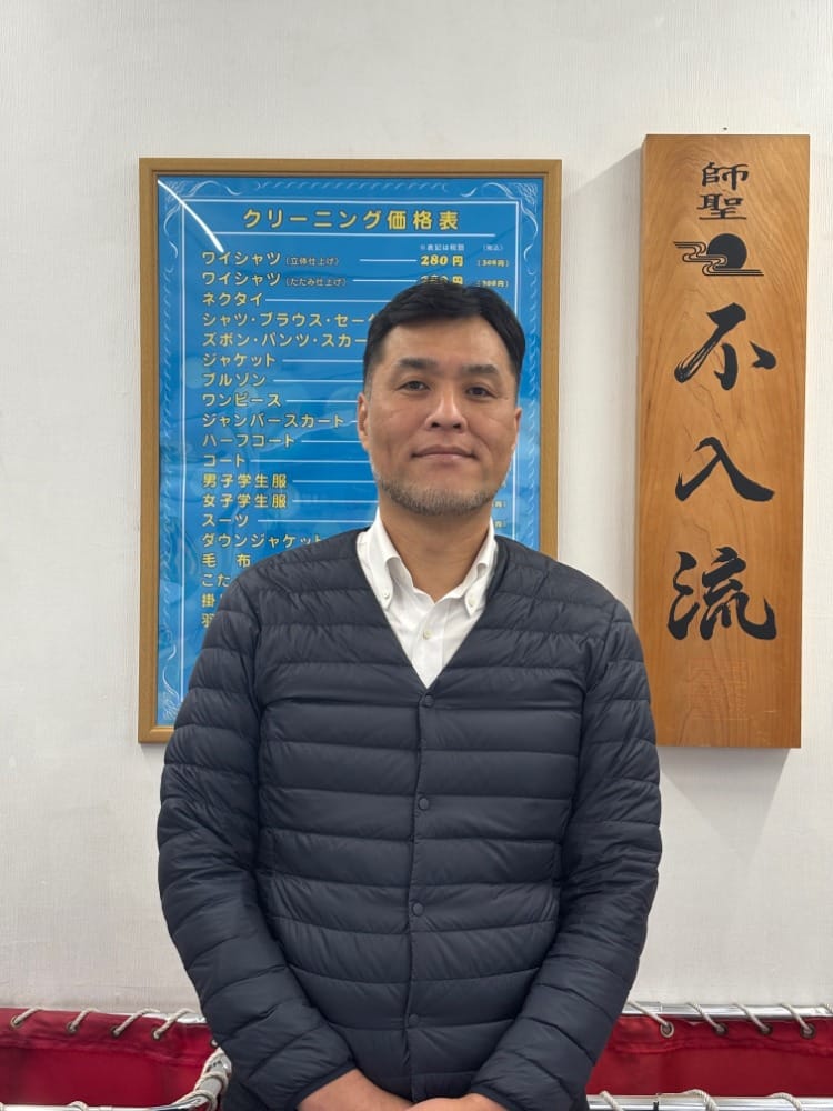 大阪のヤナギヤクリーニング店主。店舗内で撮影した店主紹介写真。