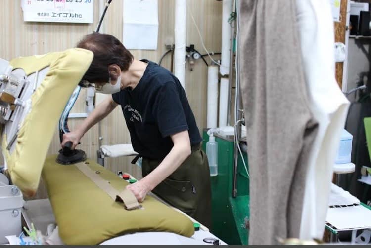 グレースクリーニング権太坂店で仕上げ作業を行うベテランスタッフの作業風景