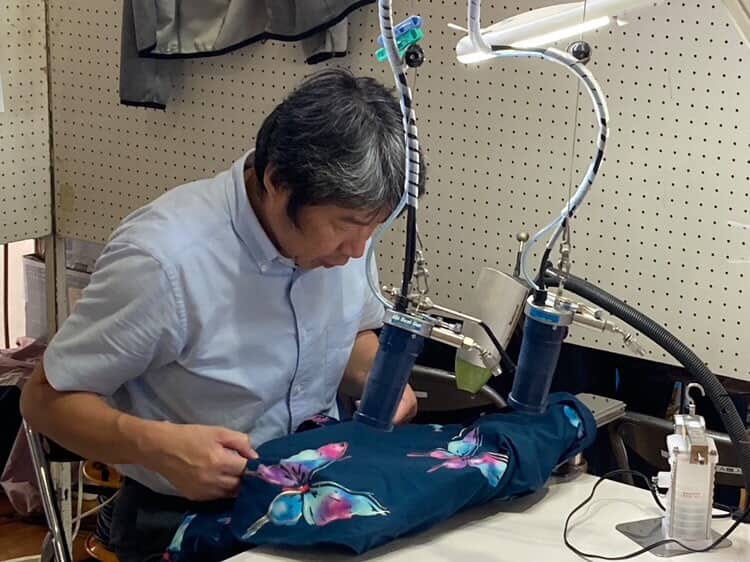 小池ドライクリーニング 店主 しみ抜き作業風景