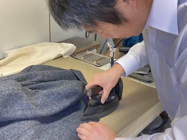 アイロン仕上げ 作業風景 テーラード仕上げ 小池ドライクリーニング