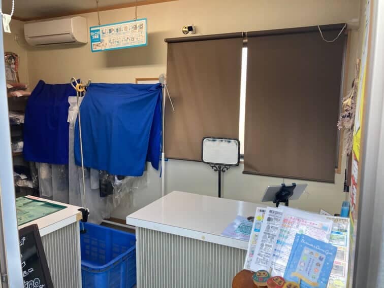 小池ドライクリーニング 店内受付カウンター クリーニング受付の様子