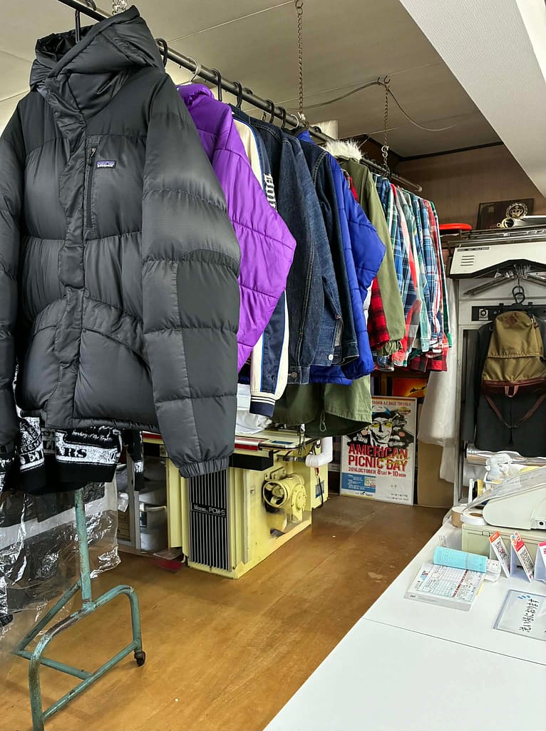 クリーニング店内に並ぶアウトドアウェア