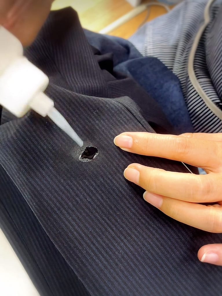 穴あきが生じた衣類を修復するアイチャク284の修理工程