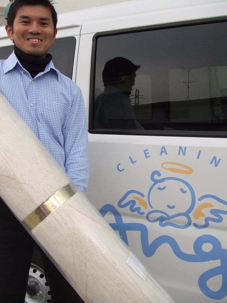 クリーニングアンジェの配達車と店長