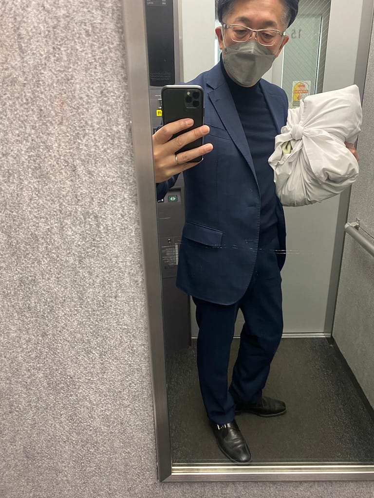 クリーニング集配時に白い風呂敷で包まれた衣類