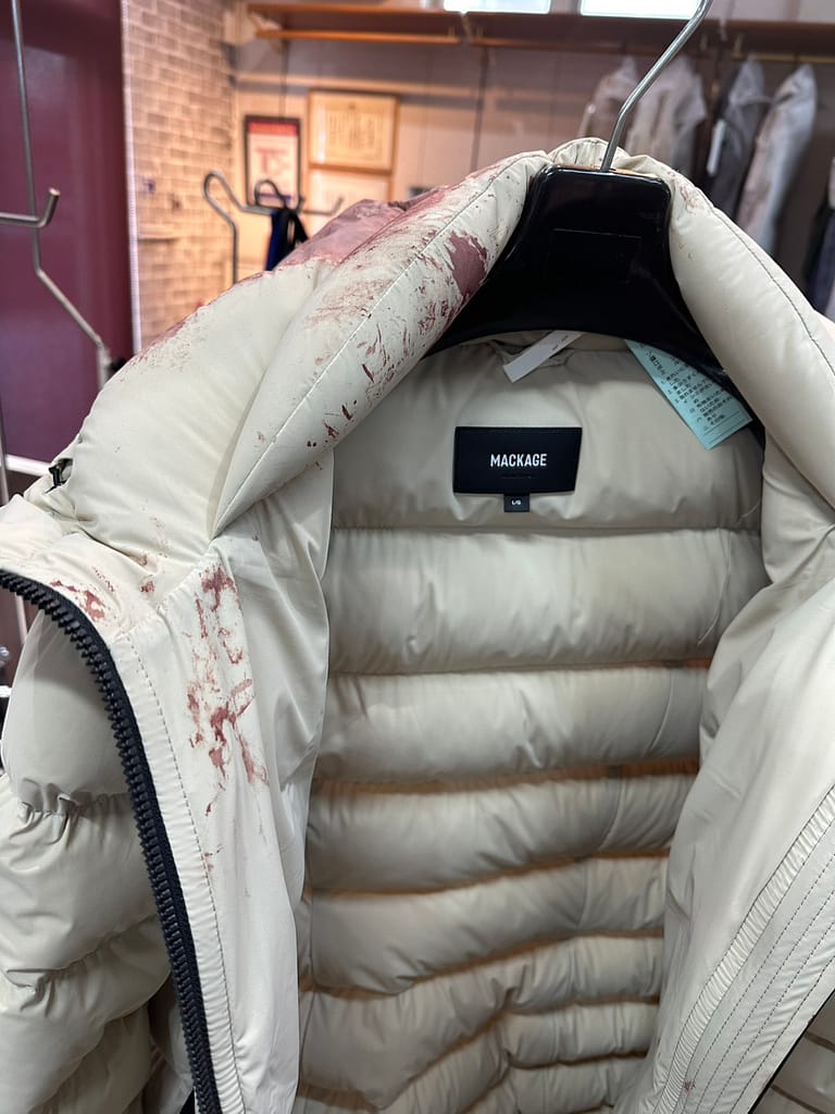 マッカージュのダウンコートに付着した血液のシミのしみ抜き前の状態|札幌市ファッションクリーニングSuzuki.
