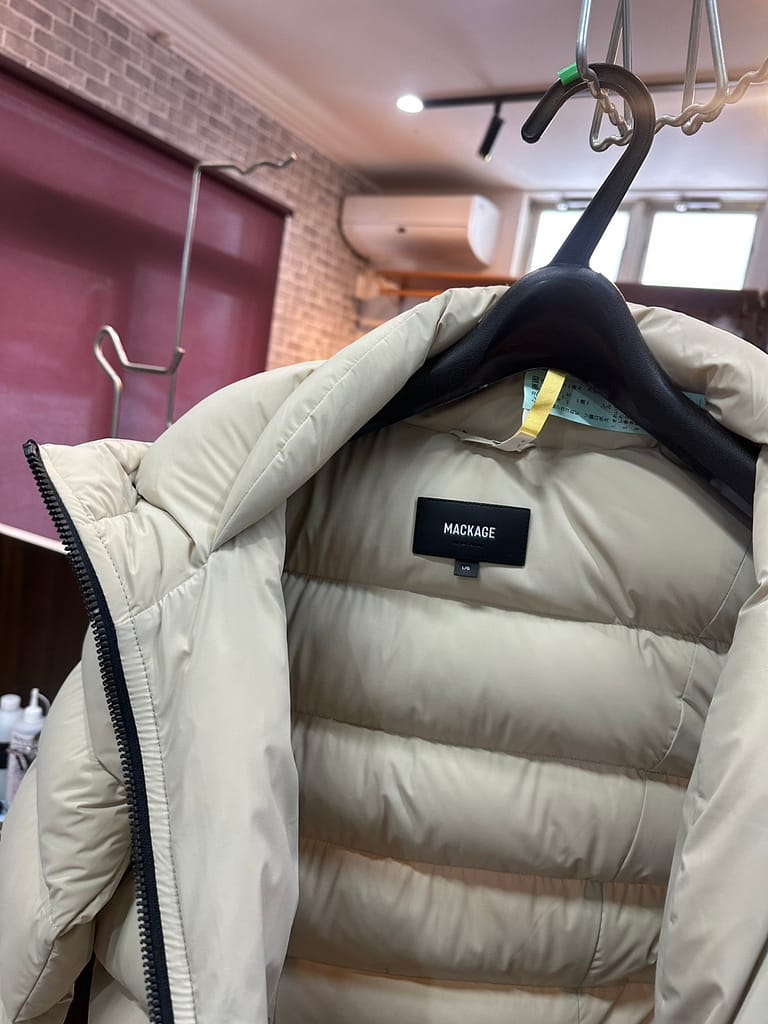 血液のシミを丁寧に除去したマッカージュダウンコートの仕上がり例|札幌のファッションクリーニングSuzuki.