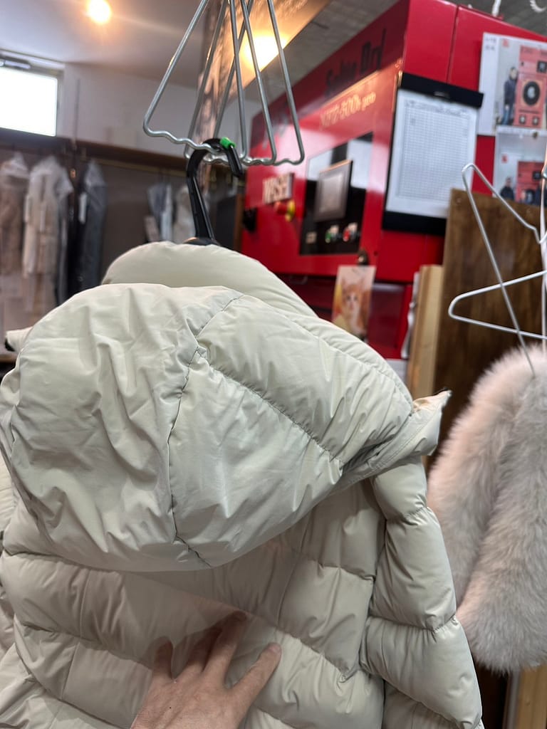 血液のシミを丁寧に除去したマッカージュダウンコートの仕上がり例|札幌のファッションクリーニングSuzuki.