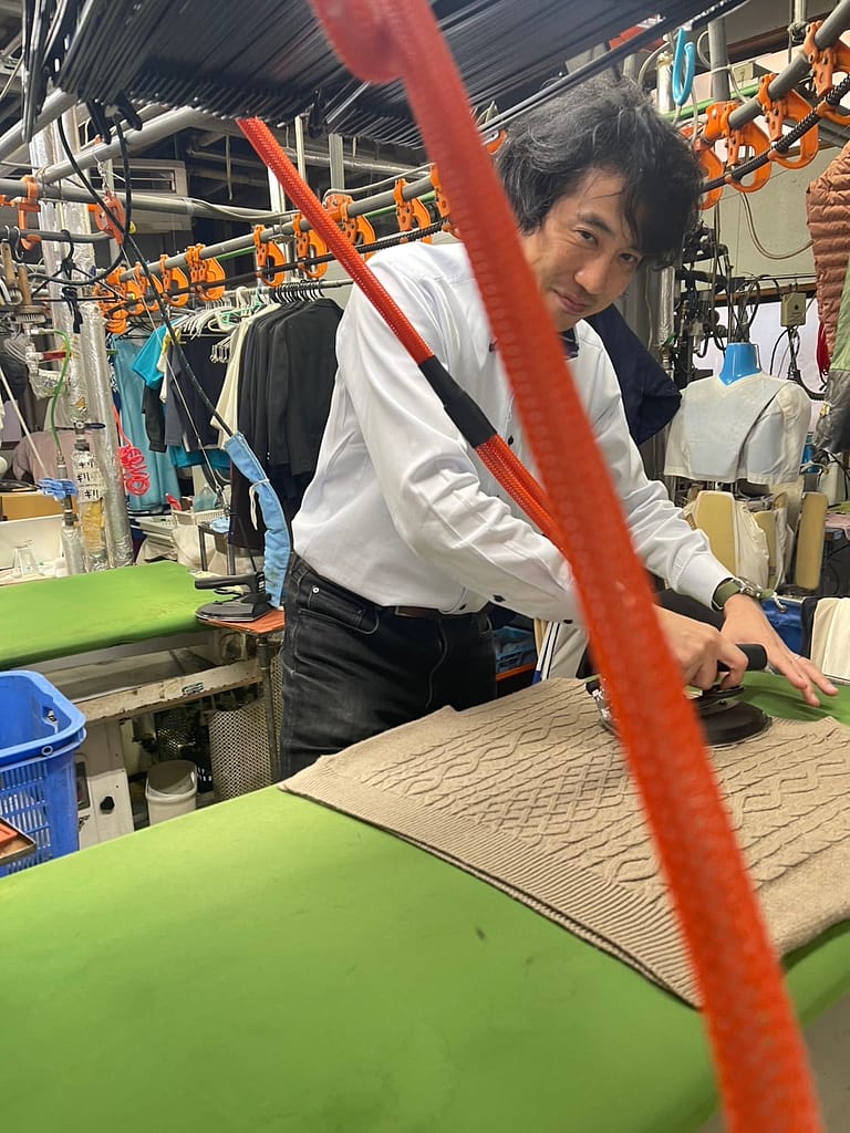 クリーニングうみので仕上げ作業を行うスタッフのタケシさん