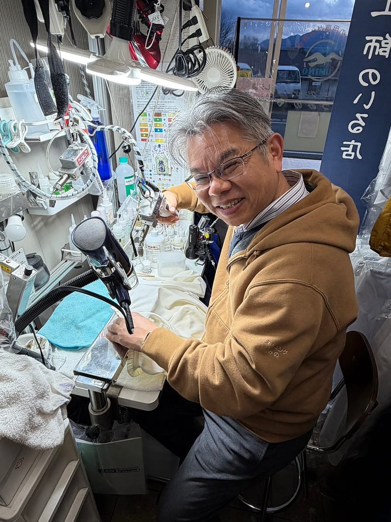 クリーニングうみの店主の海野さんがしみ抜き作業を行う様子