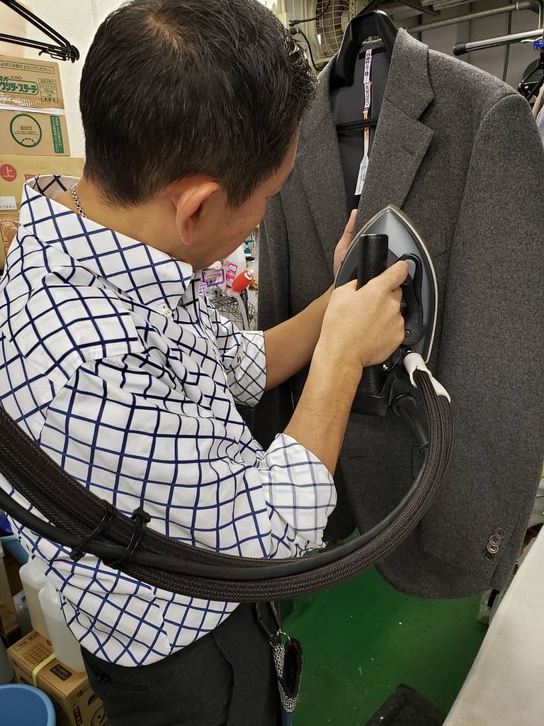 cleaners洗屋 羽田本店 東京都大田区羽田 スチームアイロンによる立体仕上げ作業