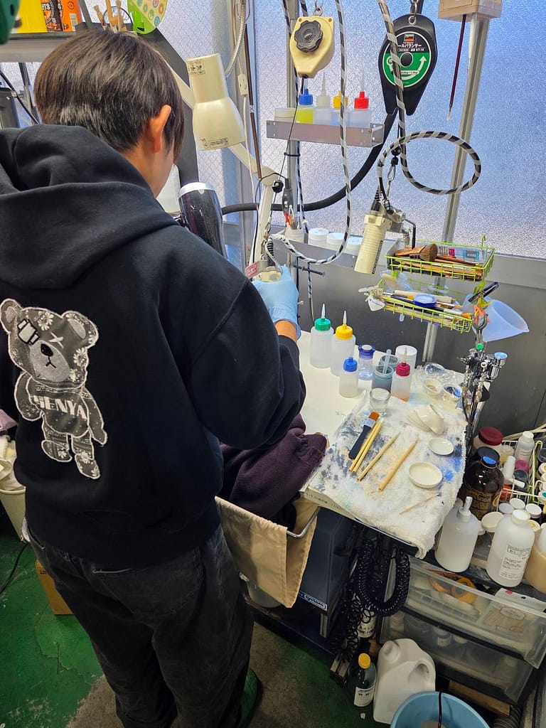 cleaners洗屋 羽田本店 東京都大田区羽田 職人によるシミ抜き作業