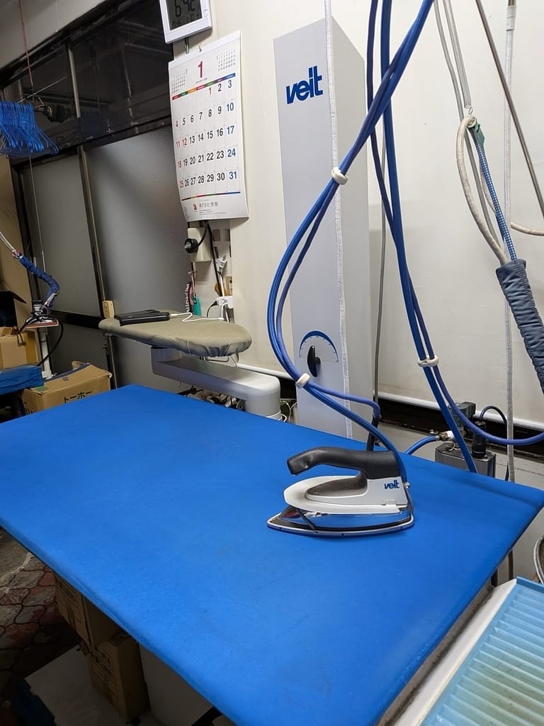 衣類のお医者さん クリーニングオオタ 仕上げ用アイロン設備と作業台