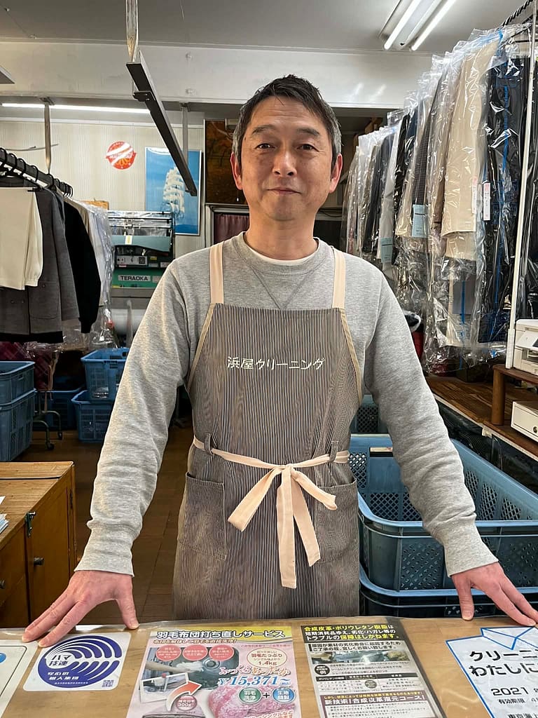 浜屋クリーニング店主のポートレート(受付カウンター・店内)
