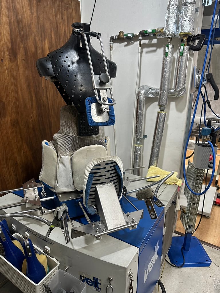 ファッションクリーニングSuzuki. 立体フィニッシャーによる洋服の立体仕上げ