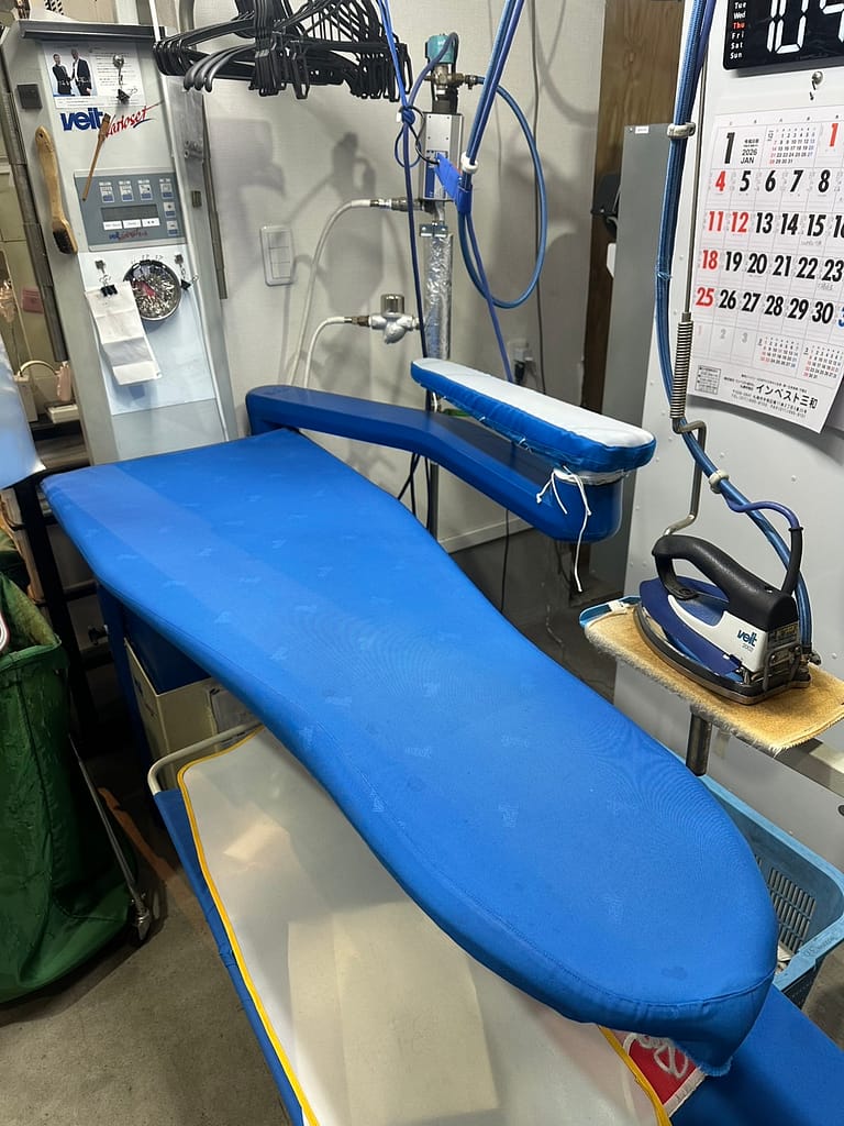 ファッションクリーニングSUZUKI ワイシャツ専用仕上げ台でのプレス作業