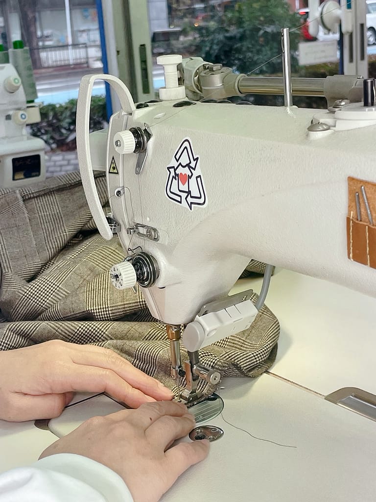 洋服の状態に合わせて行うアイチャク284の丁寧な縫製作業