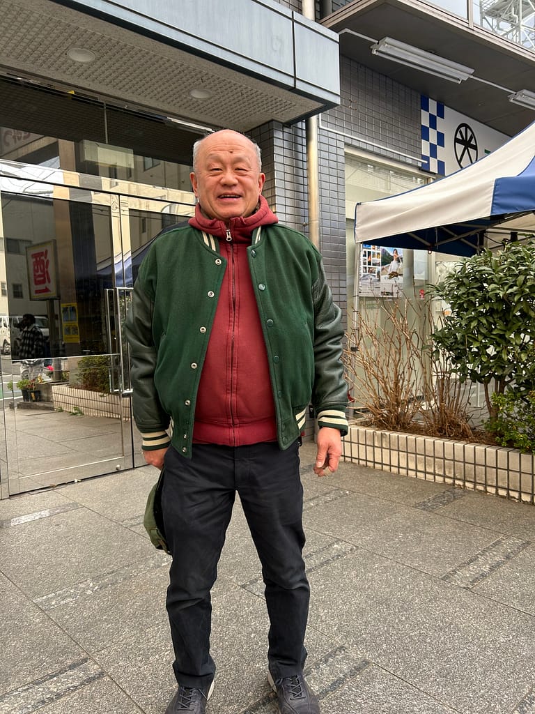 緑の革ジャケット 前面 クリーニング後 着用写真 商店街会長様