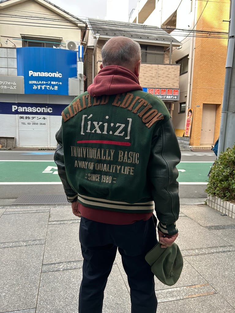 緑の革ジャケット 背面 クリーニング後 着用写真 商店街会長様