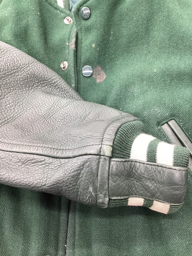緑の革ジャケット 前面 クリーニング前 ビフォー