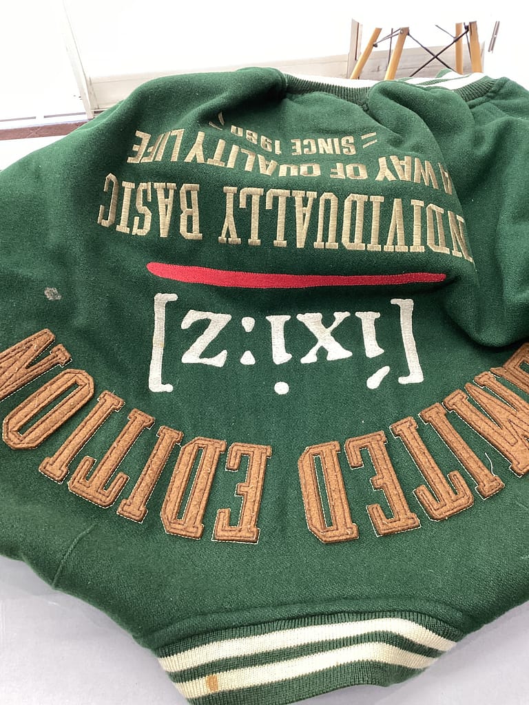 緑の革ジャケット 背面 クリーニング前 ビフォー