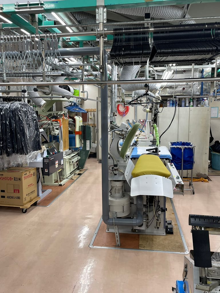 クリーニングシロキヤ 店内作業風景|自社一貫対応のクリーニング設備