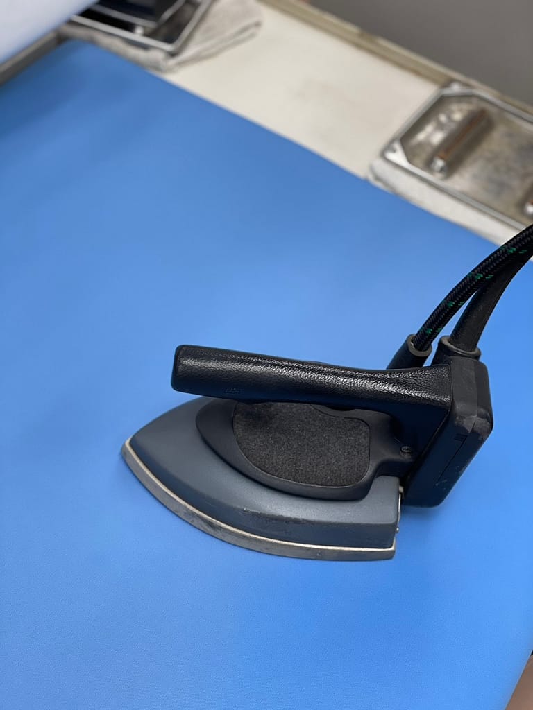 クリーニングシロキヤ 仕上げアイロン設備|ドライ品の丁寧な仕上げ作業