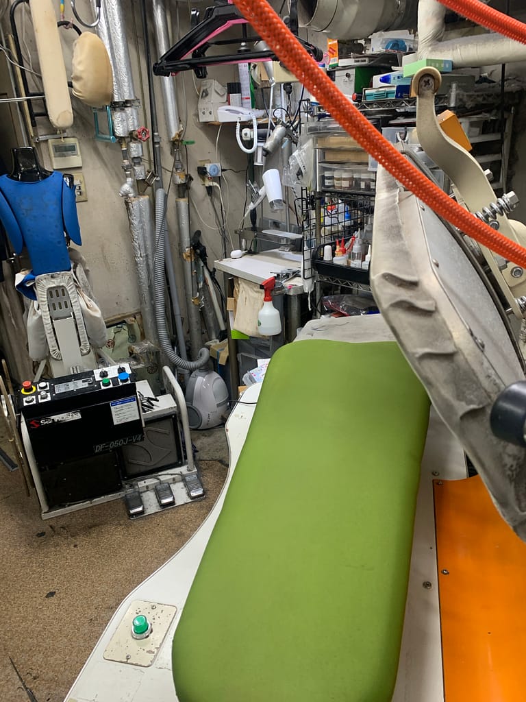 イチマルサン西荻南店のプレス機と仕上げ設備