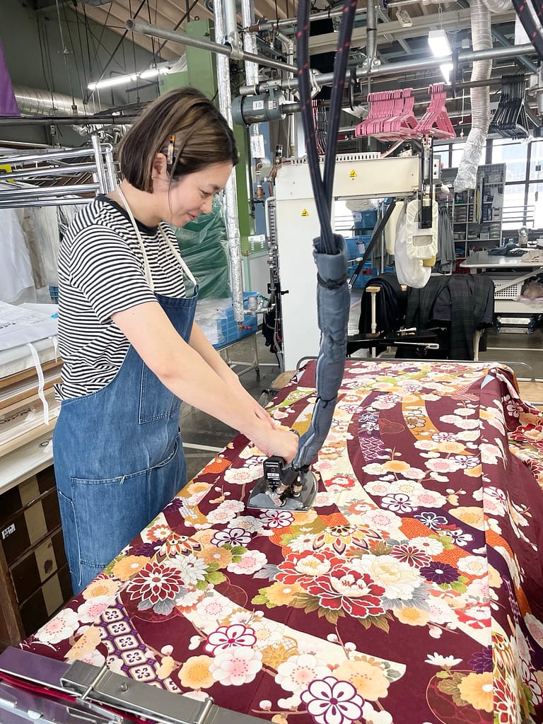 クリーンラインナリナカ 着物プレス 作業風景
