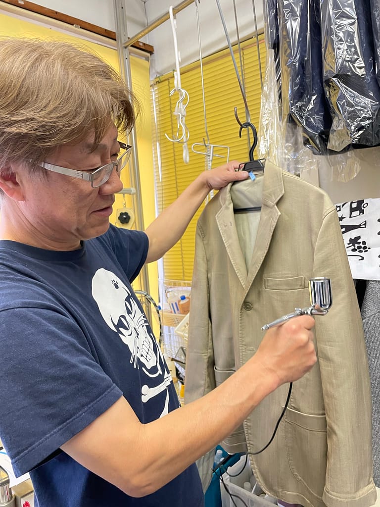 白洗舎 しみ抜き作業 ジャケットをスチームガンで処理する様子
