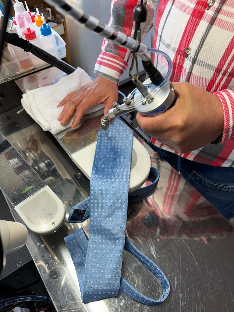 しみ抜き専用機器を使用したネクタイの部分処理