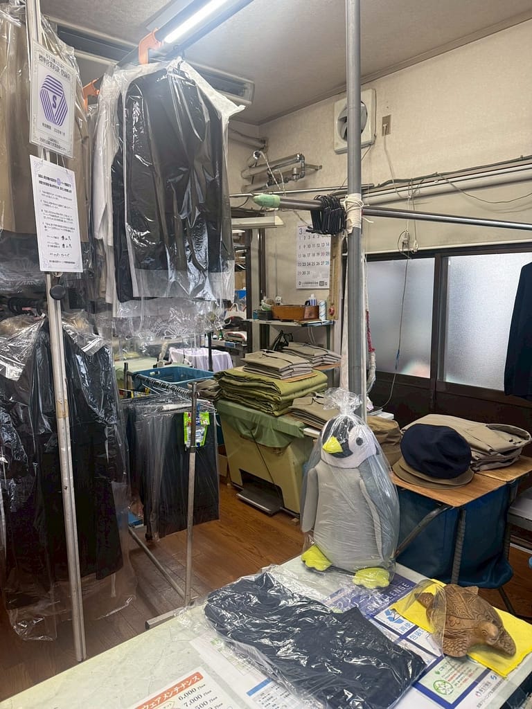 越谷市 ペンギンクリーニング 受付から見える作業場