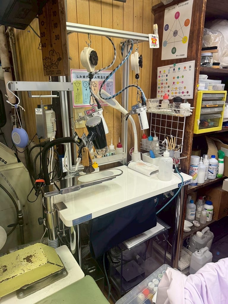 越谷市 ペンギンクリーニング 染み抜き作業台