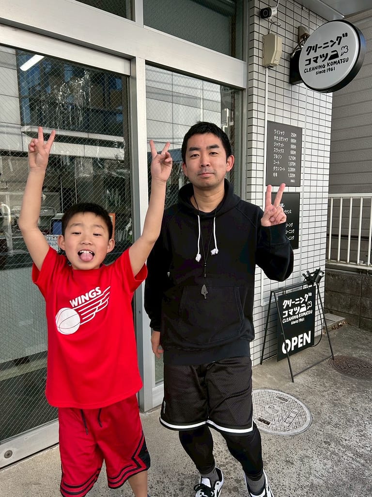 クリーニングコマツ店主とお子さんの写真(店舗前)