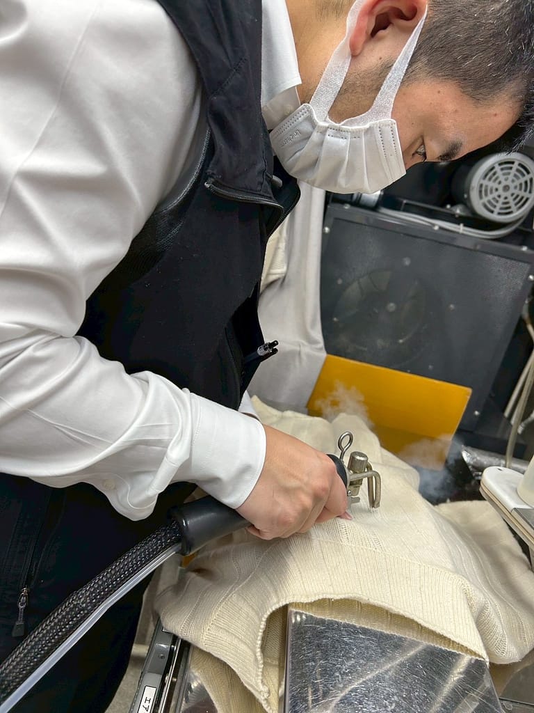 衣類の仕上げ作業を行うクリーニングコマツの作業風景