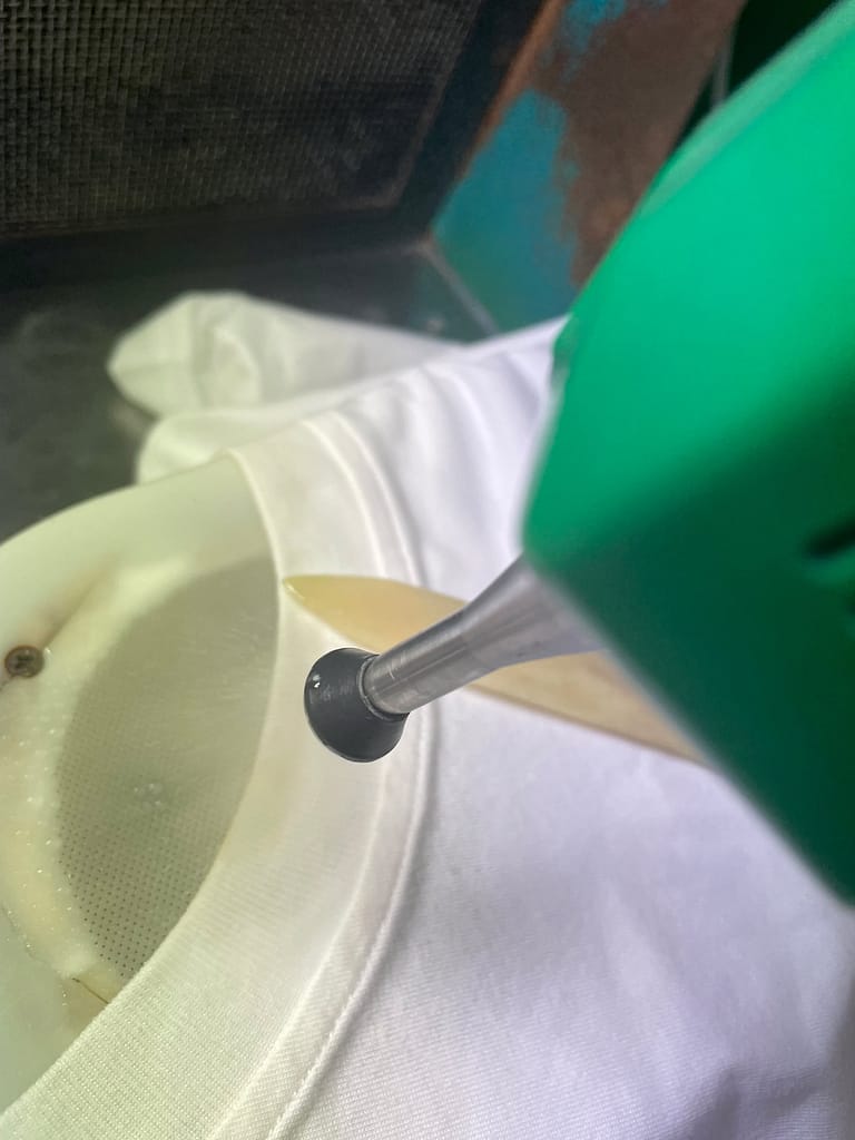 白宝舎クリーニング店の職人によるしみ抜き作業