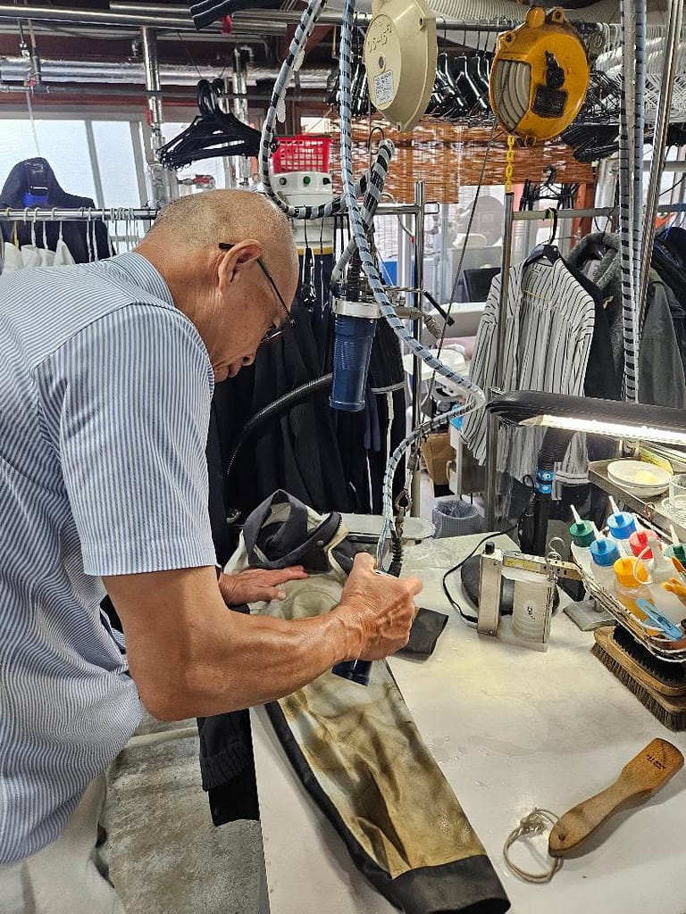 修復師による衣類修復作業